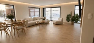 Wykończony salon w domu po położeniu paneli podłogowych