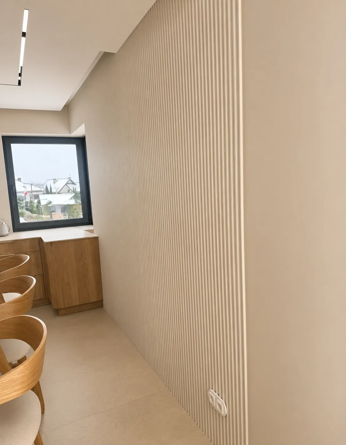 ściana wykończona lamelami, sufit podwieszany i duże płytki na podłodze wykończenie zrealizowane przez Atłas Design